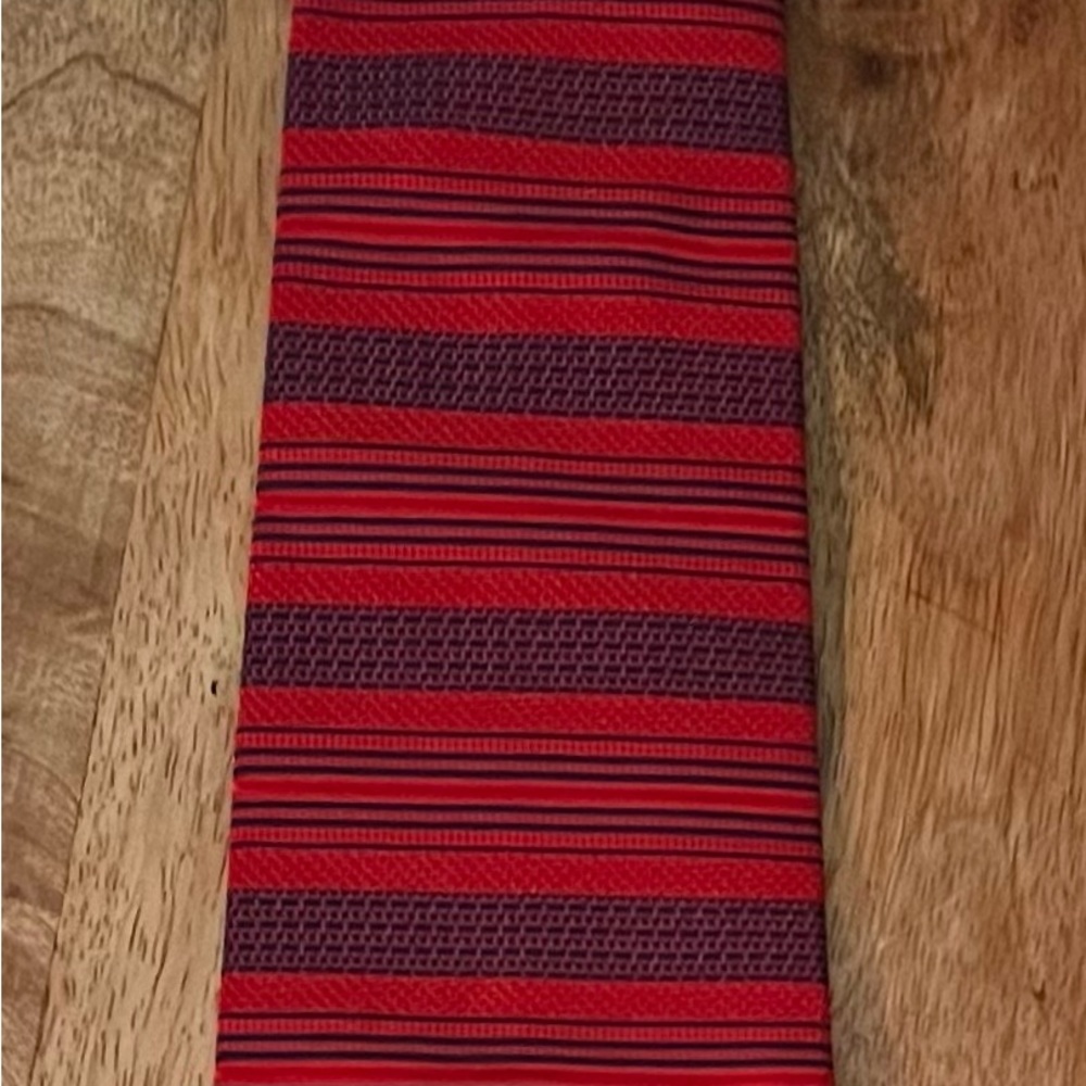 JOSEPH A. BANK MEN’S RED, & NAVY BLUE 100% SILK NECKTIE/PRE-OWNED/FASHIONABLE!!